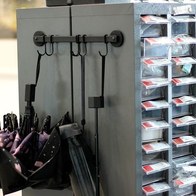 Grill Außenhaus Kühlschrank Magnetische Grillwerkzeugregal mit Neodym Magnet 6 Haken und Stahlmaterial