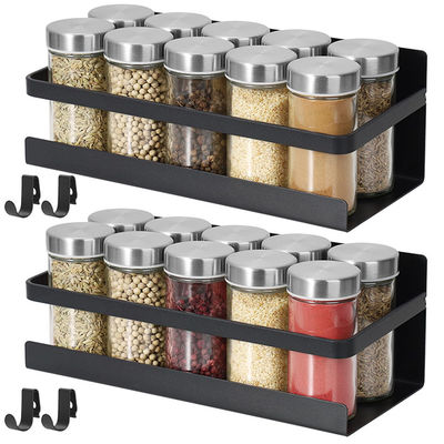 Magnetischer Kühlschrankorganisator mit schwarzen Gewürzregalen und freien Haken