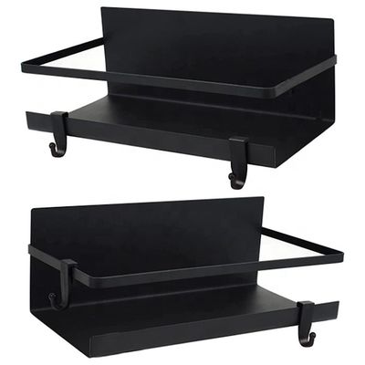 Magnetischer Kühlschrankorganisator mit schwarzen Gewürzregalen und freien Haken