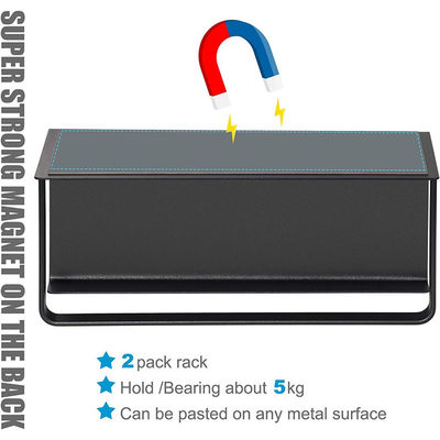Magnetischer Kühlschrankorganisator mit schwarzen Gewürzregalen und freien Haken