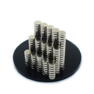 D10 N52 Starker Mini-Rund-Neodym-Scheibenmagnet mit Magnetismusrichtung