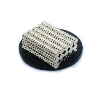 D10 N52 Starker Mini-Rund-Neodym-Scheibenmagnet mit Magnetismusrichtung