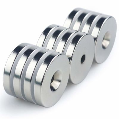 Goldener Neodym-Magnet mit Gegensenkloch und Achsmagnetismusrichtung