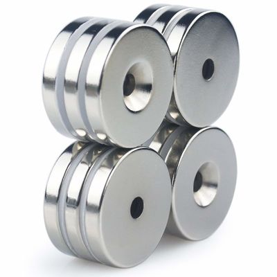 Goldener Neodym-Magnet mit Gegensenkloch und Achsmagnetismusrichtung