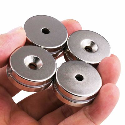 Goldener Neodym-Magnet mit Gegensenkloch und Achsmagnetismusrichtung