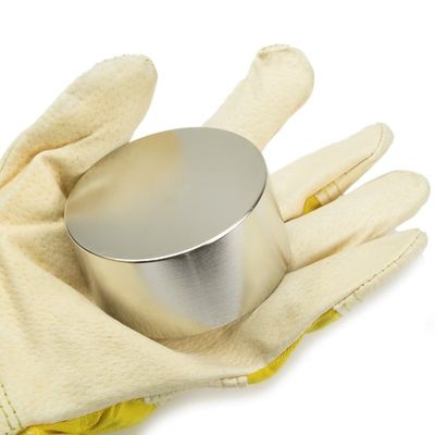 N52 Neodym-Magnet 50x30mm mit Magnetismusrichtung und schwarzer Epoxidbeschichtung