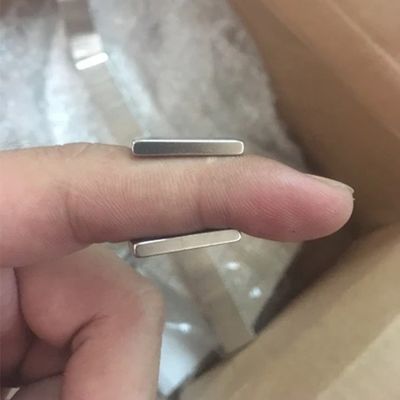 Rechteckiger dünner Magnet 20x10x3mm 3,3 kg Kraft für maximale Arbeitstemperatur 80 Grad